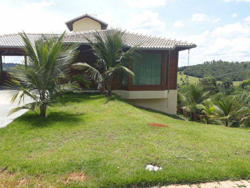 Casa em Condomínio fechado com 720m2 de área construida. 7km do Aeroporto de Confins