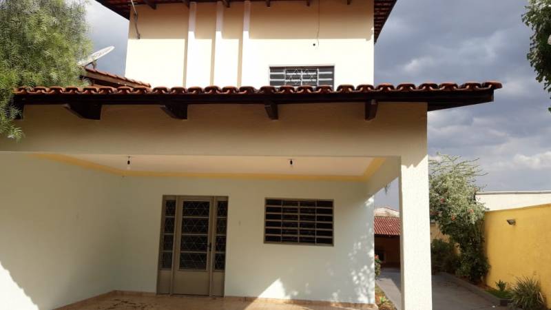 Casa Conservada Com Área Extremamente Ampla Em Goiânia