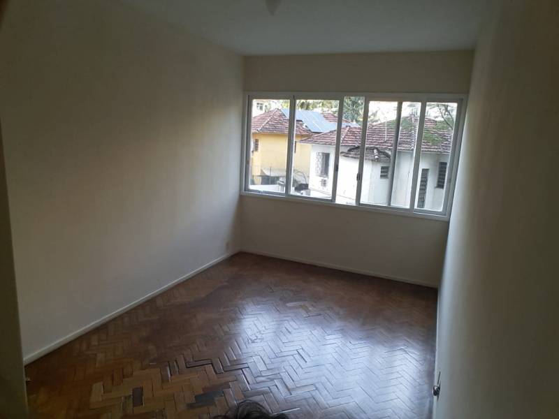 Apartamento de 2 quartos com dependências completas em Laranjeiras