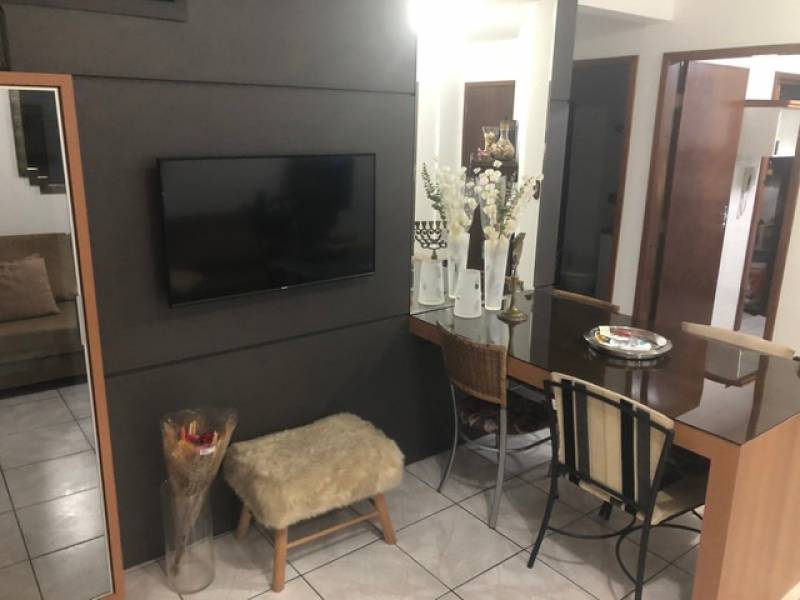  Amplo apartamento com 93m² de área privativa, 03 dormitórios sendo 01 suíte próximo a UFSC