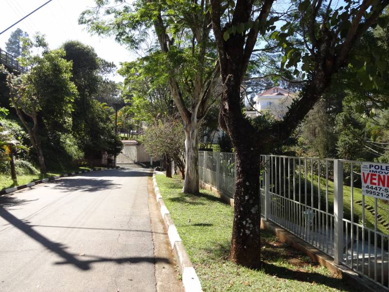 Casa em condomínio, muito verde e segurança