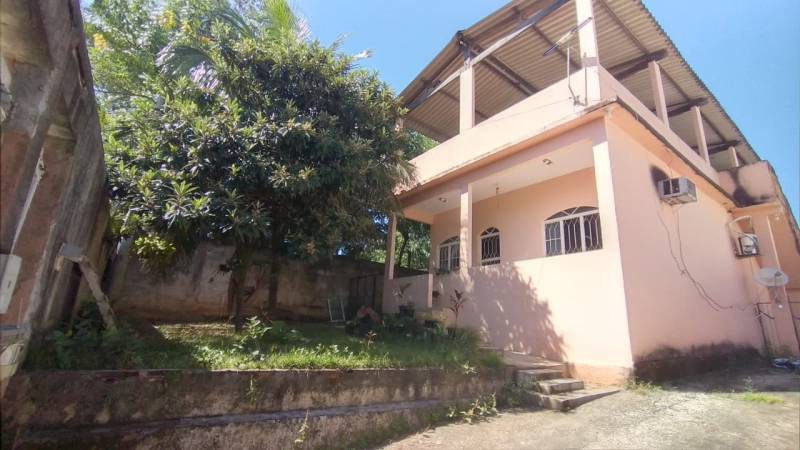 Casa Com Terraço e Quitinete