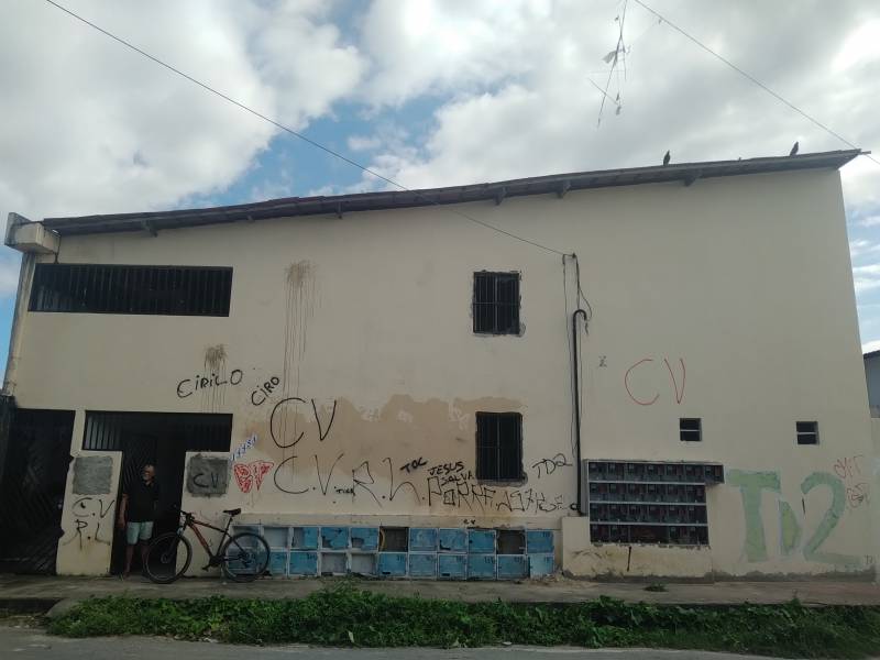 Prédio com + ou - 900 m2 de Área Construída.