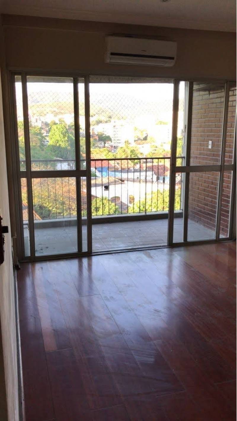 Apartamento vazio e reformado.