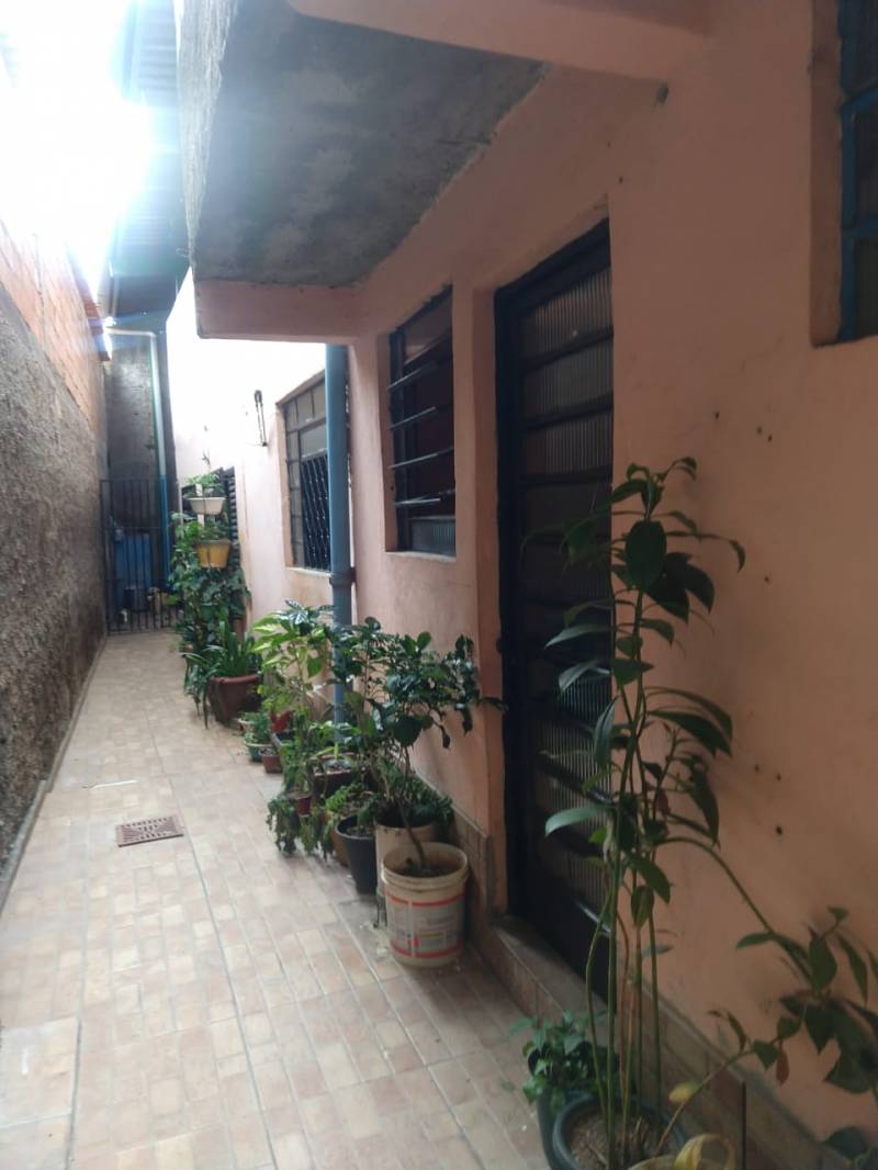 oportunidade casa+baracão 180m2 proximo ao supermercado bh