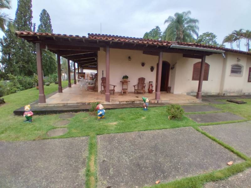 Chácara com Amplo Espaço - Excelente Localização e Acomodações - Caçapava - SP