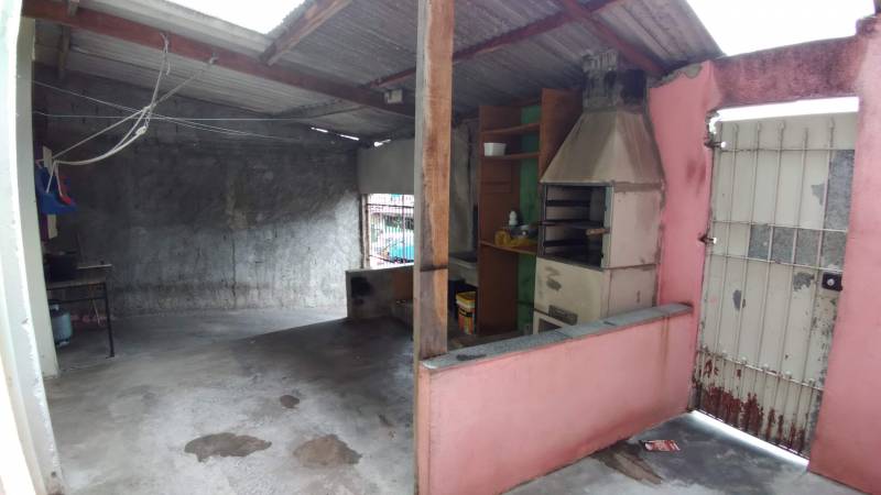 Aluga-se casa com garagem