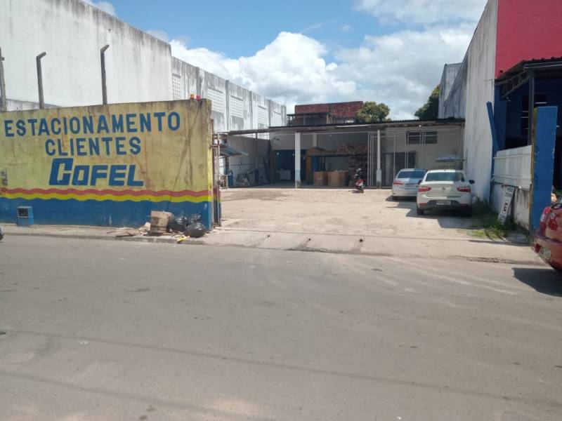 Área toda murada com 01 Galpão com Excelente Localização à Venda no Centro em Valença-Ba.