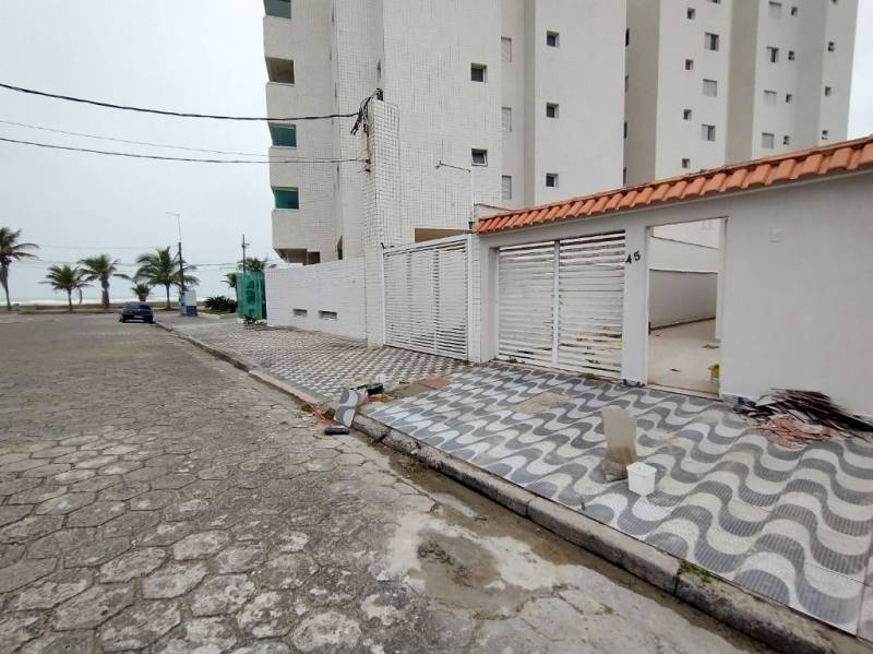 CASA NA PRAIA QUASE DE FRENTE PARA O MAR 