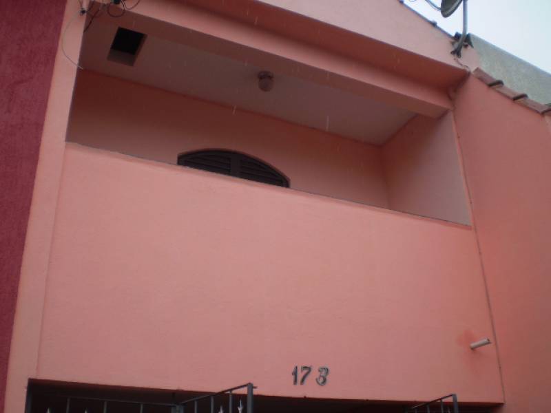 Sobrado com 2 dorms, 2 vagas, direto com proprietário, aceita depósito.