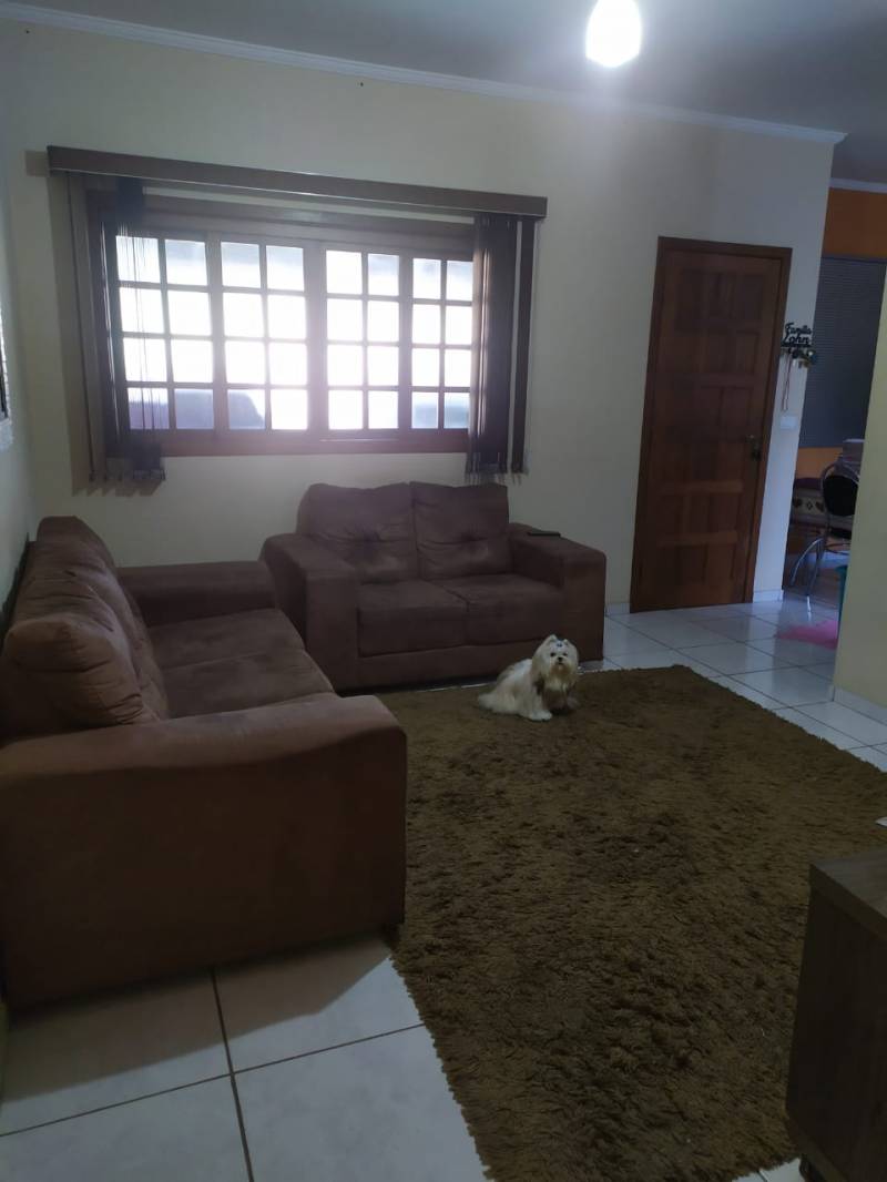 Vende se Casa em Salto Com Opção para Área Comercial.