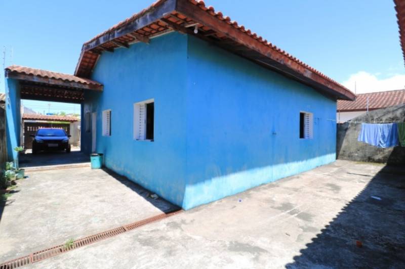 Vende-se casa no centro de Itanhaém, próximo á praia.