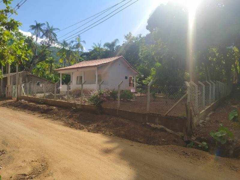 Vendo casa em terreno de 1031m2