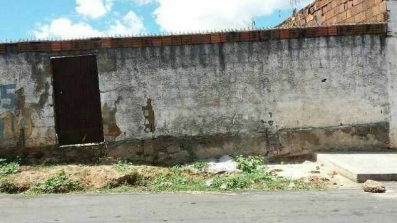 Aluga-Se um terreno no Centro de Viçosa do Ceará medindo 12×30