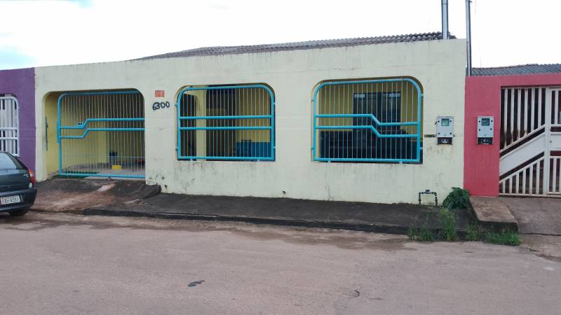 CASA A VENDA BEM LOCALIZADA 