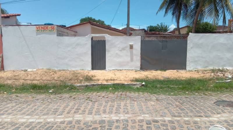 Casa com terreno grande 