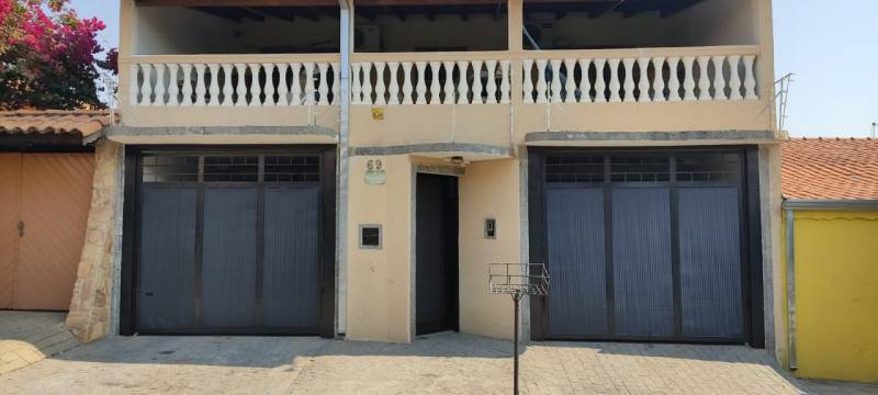 casa com 5 quartos, sendo 4 suítes