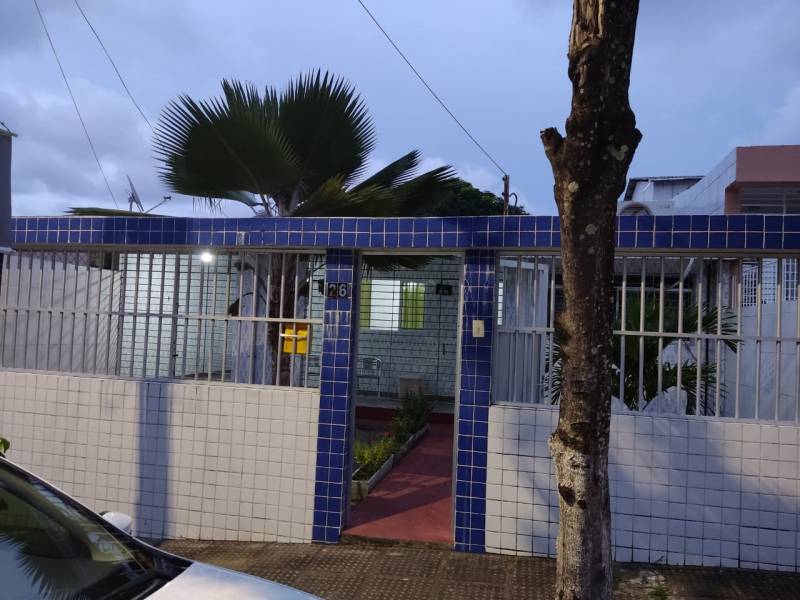 Casa ampla em rua tranquila