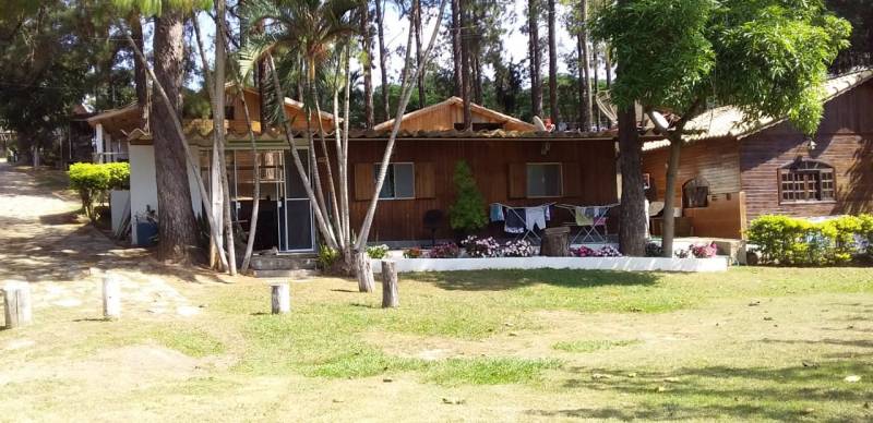 Casa com 03 dorms. 
