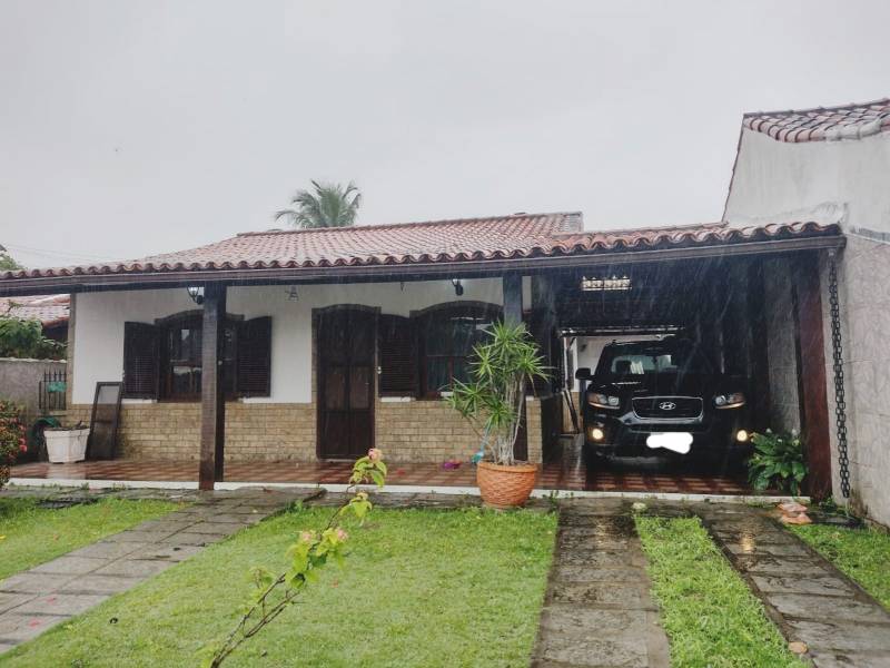 Casa com apartamento na estação de iguaba RJ 