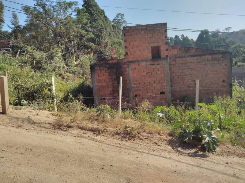 VENDO TERRENO COM CASA NÃO ACABADA