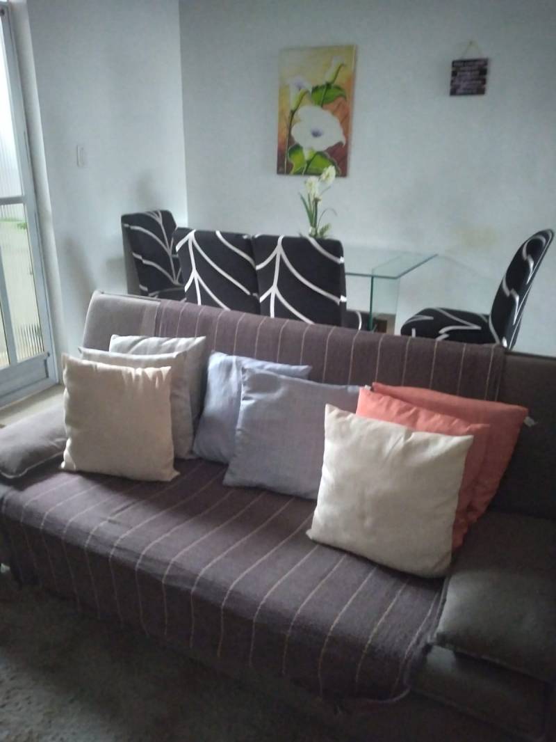 Casa tipo apartamento triplex na divisa dos bairros de vila Valqueire e praça seca 