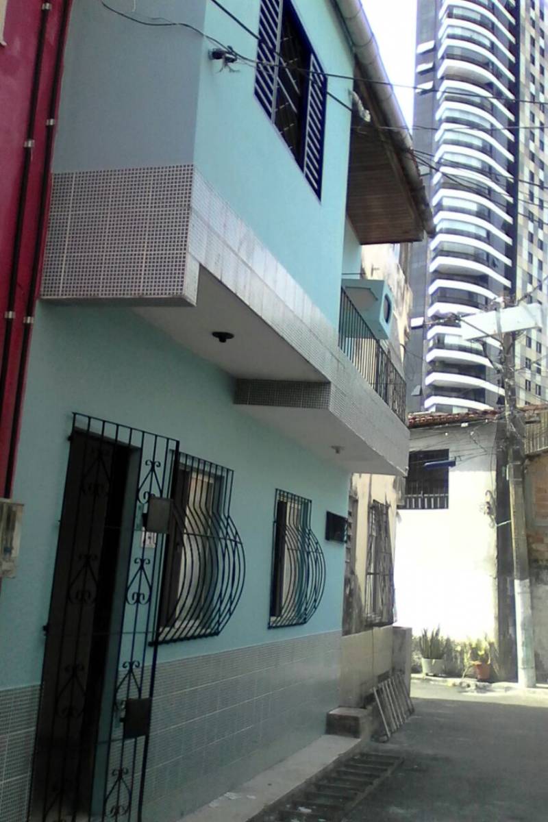 ALUGA-SE EXCELENTE CASA