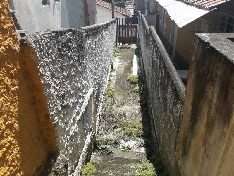 Vendo 2 casas simples em meio lote Bairro Alto da Ponte