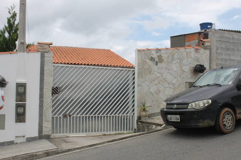 Casa nova e com espaço para piscina.