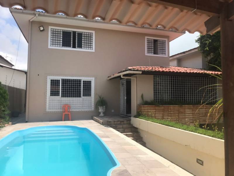 Casa com 3 quartos, piscina e vaga para 4 carros 