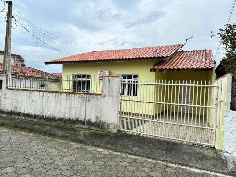 Casa com 03 dormitórios - pode ser financiada