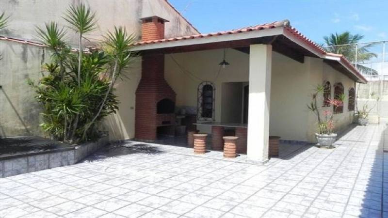 CASA A UMA QUADRA DO MAR, POSSUI PISCINA, SALA DE JOGOS.