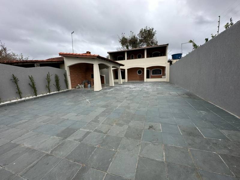 BELO SOBRADO LADO PRAIA, RUA PAVIMENTADA - ITANHAÉM/SP