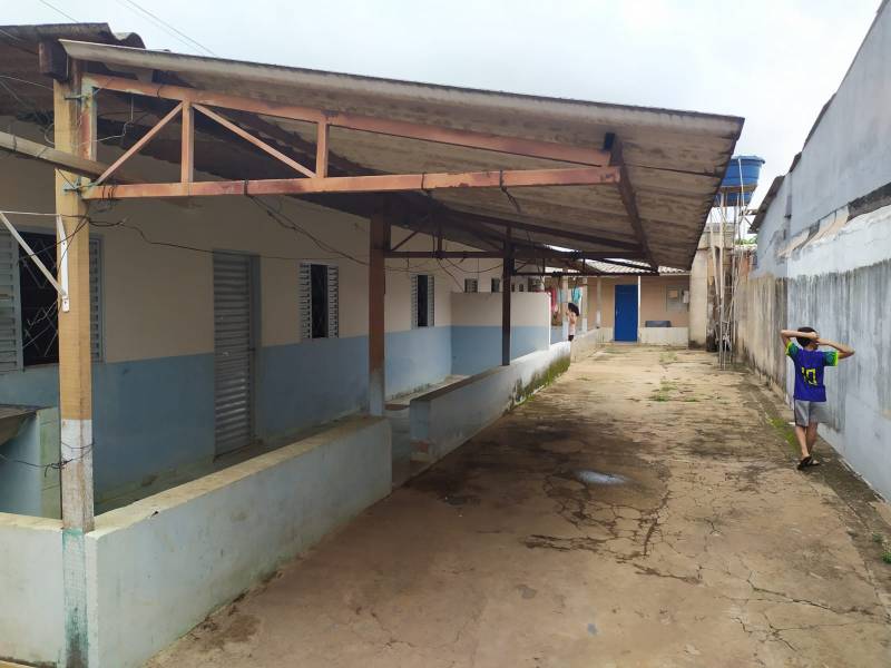 Vendo Lote com 3 Barracos com 3 cômodos cada.