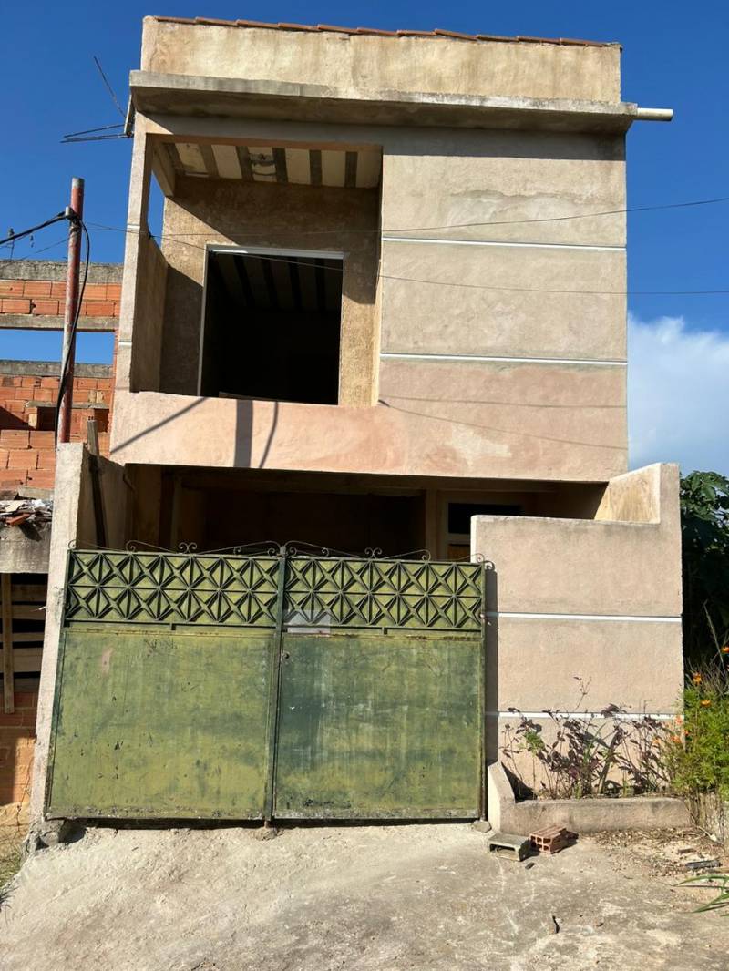 Oportunidade Única: Casa Duplex em Construção Pronta para Personalização