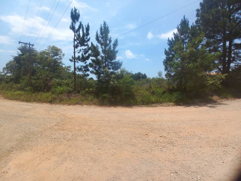 TERRENO COM 1074 M2, DE ESQUINA, PROXIMO A REPRESA