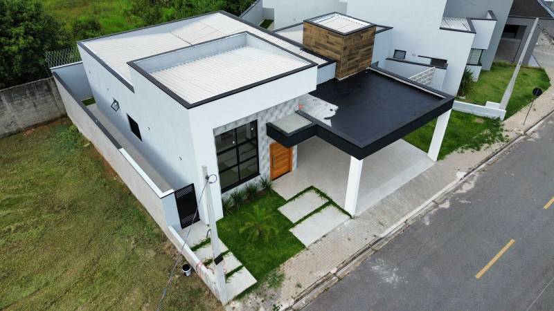 Casa Aconchegante 2 Dormitórios e Suíte Master com Closet. Sala de Estar integrada, pé direito 4,20m, conceito aberto. Área Gourmet com churrasqueira. Rebaixo de gesso com LED, esquadrias de alumínio, garagem 2 carros. 