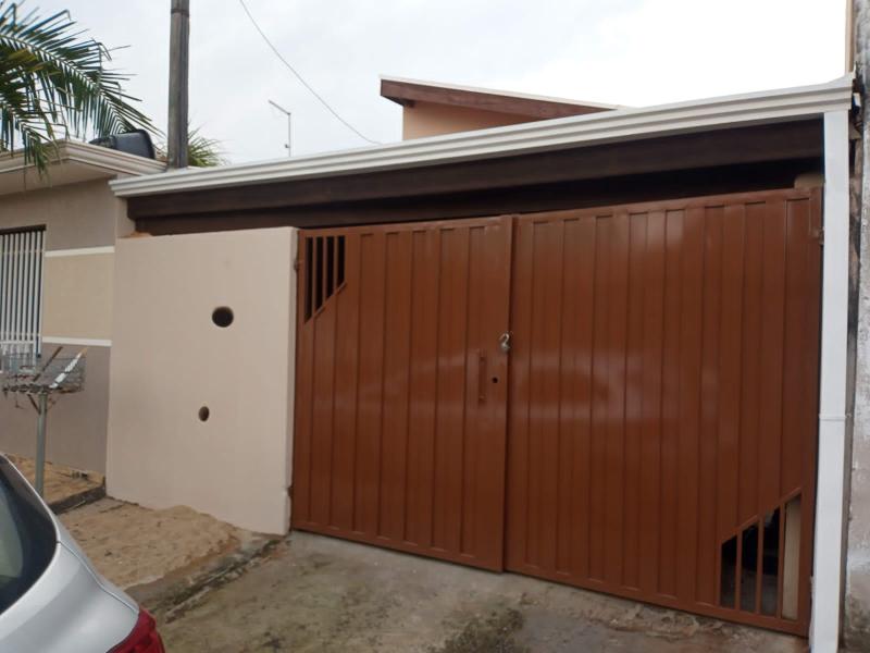 Casa meio lote