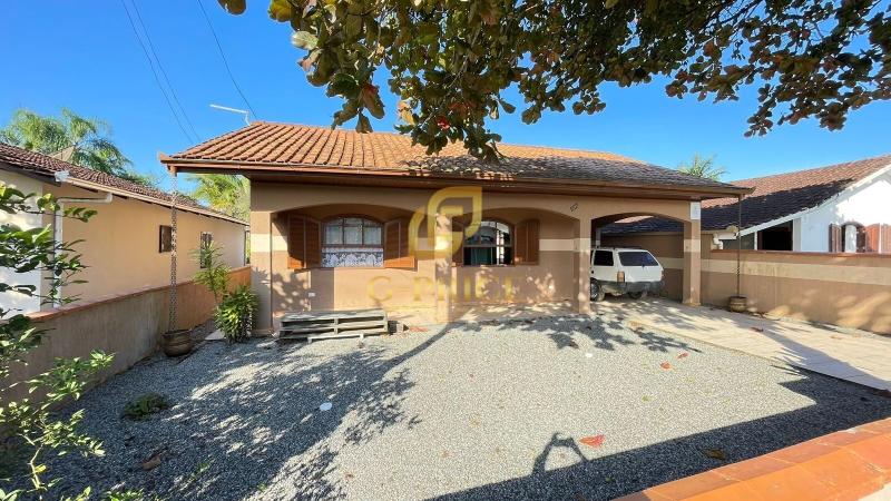 Lindíssima Casa com Piscina Mobilada Apenas 500 mts do Mar