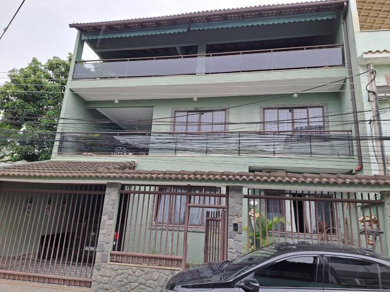 Casa 4 quartos 1 suíte 4 banheiros com 3 pavimentos com 309,19 m2 em condomínio