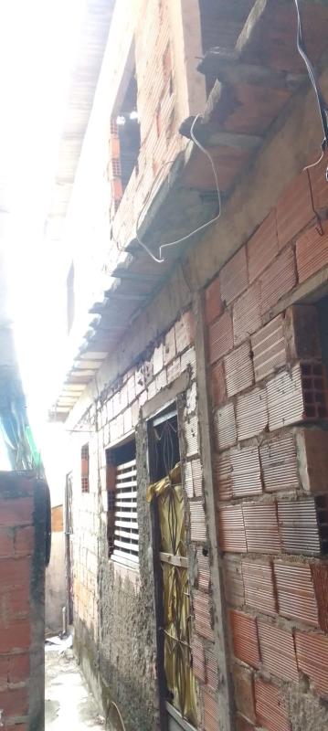 Casa de vila 3 comodos com terraço coberto no Barreto