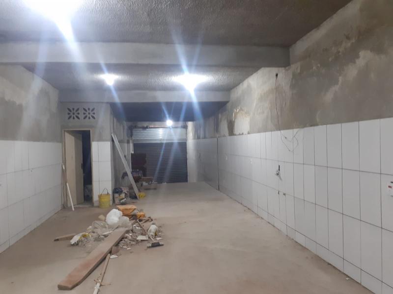 Salão comercial com banheiro para alugar.
