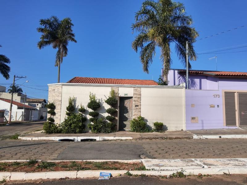 Casa Térrea Esquina com Edícula Independente