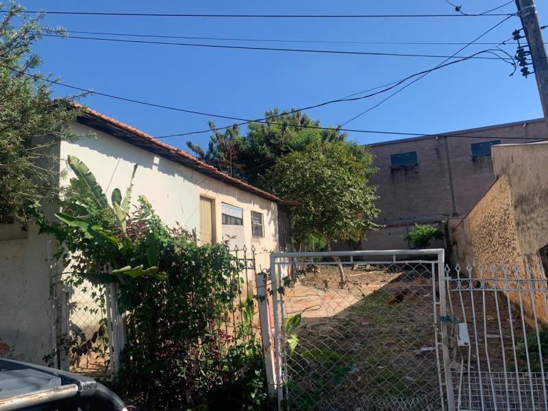 Vende-se Terreno com Casa – 290m²