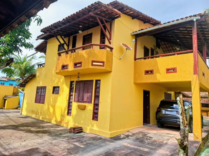Vendo a casa NAVEGANTES DO SOL, em Porto Seguro; suítes, piscina, churrasqueira, AC, de esquina, reformada, desocupada.