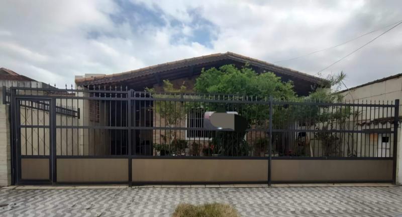 Casa térrea isolada quadra da praia 
