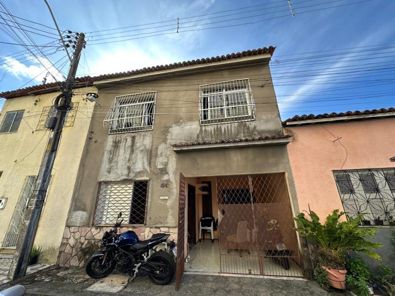 Amplo sobrado com quatro quartos e três banheiros