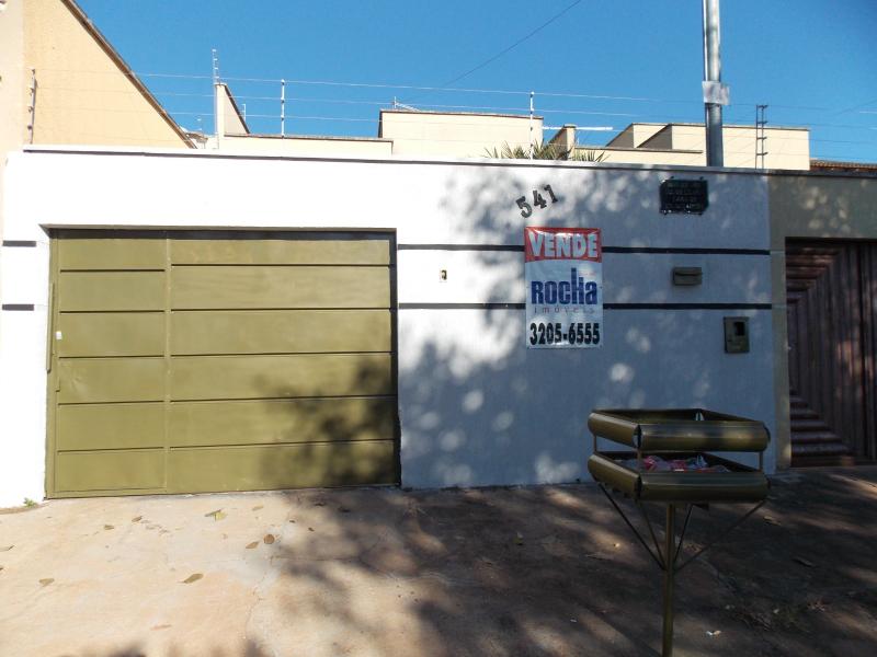 Casa de 3 quartos sendo 1 suite, sala, copa, cozinha com armários, garagem e área gourmet