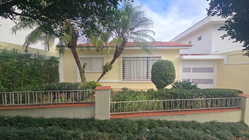 Casa à venda. Ótima oportunidade! Casa espaçosa em bairro arborizado.