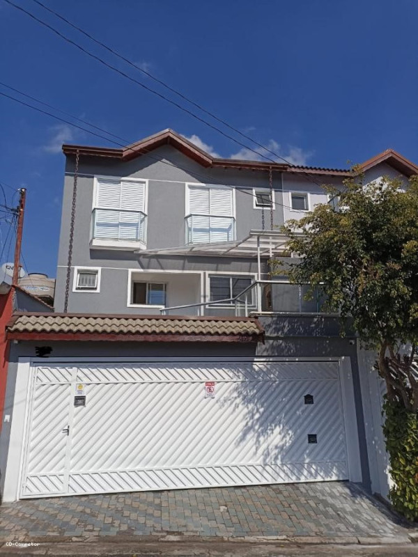 Sobrado á venda no Bairro Jd. Cecília Maria em Santo André, 2 suítes, 3 vgs. 107m²
